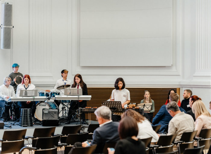 Schüler bei einer musikalischen Performance beim Schulewirtschaftspreis 2022