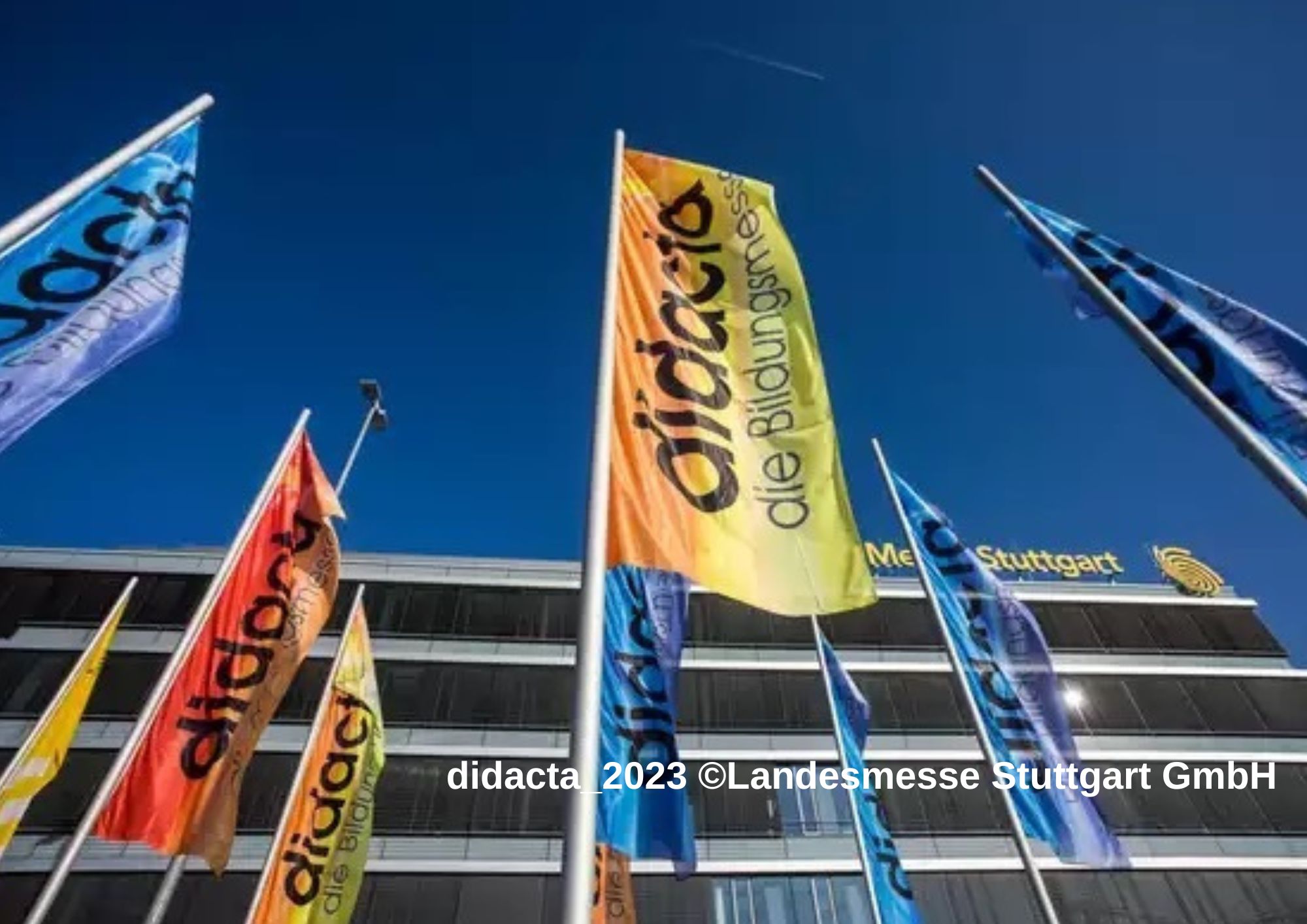 Flaggen der Didacta Bildungsmesse 2023 vor dem Messegelände in Stuttgart