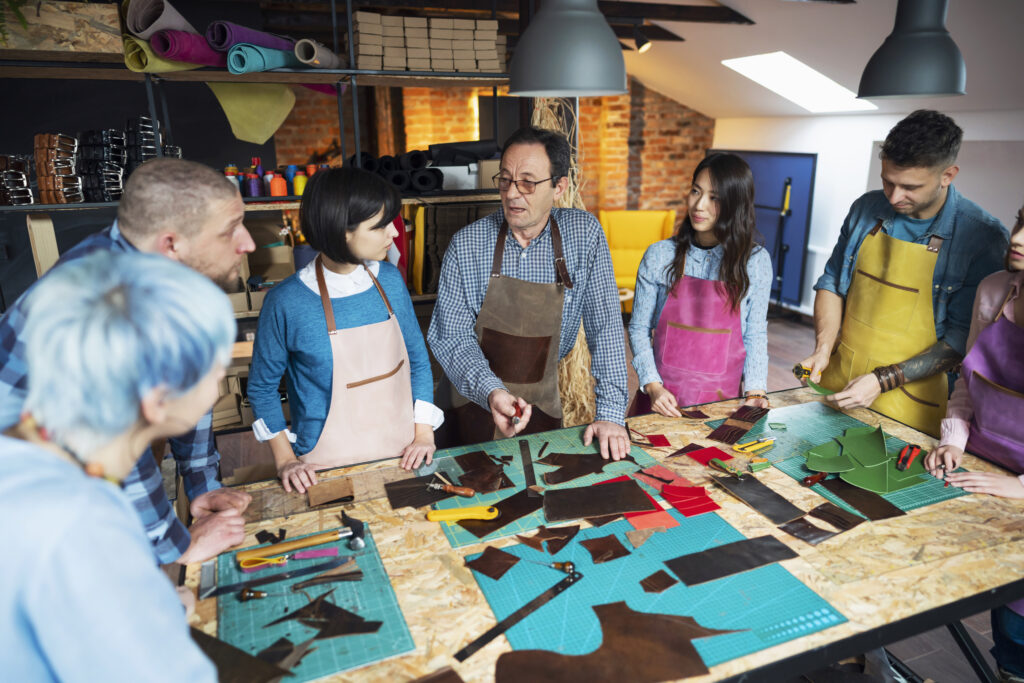 Schüler und Lehrkörper bei handwerklicher Tätigkeit in einer zertifizierten Berufswahl-Siegel Schule