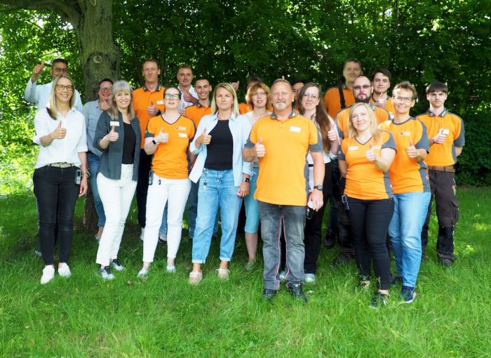 SCHULEWIRTSCHAFT Preisträger IFZW Industrieofen- und Feuerfestbau - Gruppenfoto von IFZW Mitarbeitern, die den Daumen-hoch zeigen