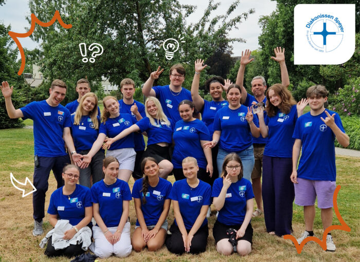 SCHULEWIRTSCHAFT Preisträger 2025 Diakonissen Speyer - Gruppenbuld mit blaugekleideten jungen Menschen und dem Logo der Diakonissen Speyer