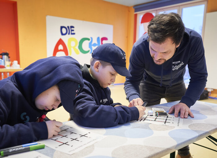 SCHULEWIRTSCHAFT Preisträger Amazon - Mitarbeiter von Amazon malt mit zwei Kindern