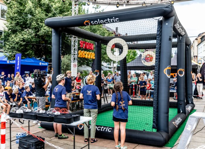 SCHULEWIRTSCHAFT Preisträger solectric - aufblasbarer Ballkäfig von solectric auf einem Stadtfest