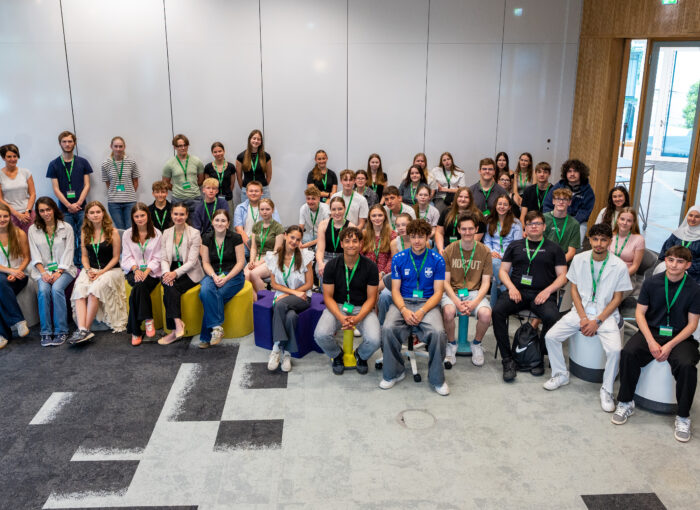 SCHULEWIRTSCHAFT Preisträger Boehringer Ingelheim - Gruppenbild von Azubis und Schülern