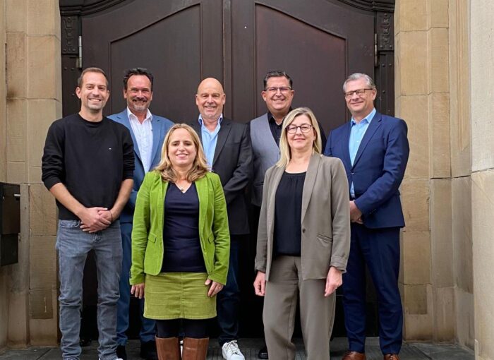 SCHULEWIRTSCHAFT Preisträger DIRINGER & SCHEIDEL - Gruppenfoto von Unternehmensmitarbeitern und Lehrern der Wilheim-Wundt-Realschule