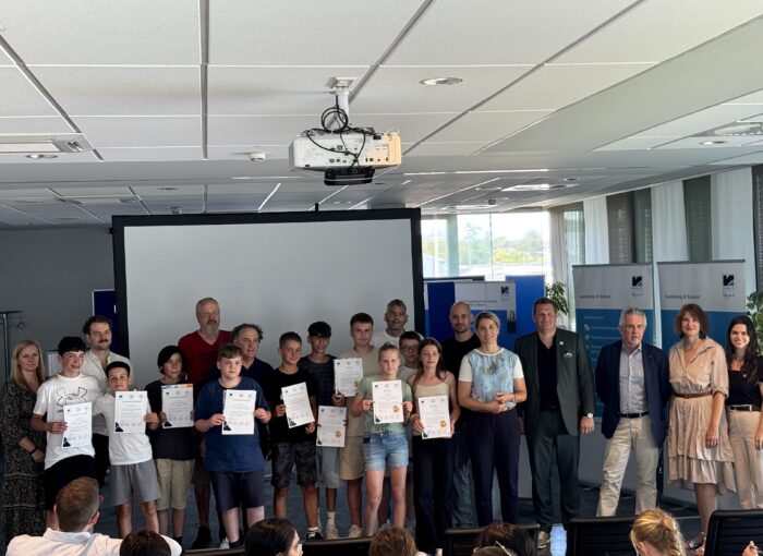 SCHULEWIRTSCHAFT Preisträger RENOLIT SE & Gauss-Gymnasium Worms - Gruppenfoto von Schülern und Mitarbeiter bei Zertifikatsverleihung