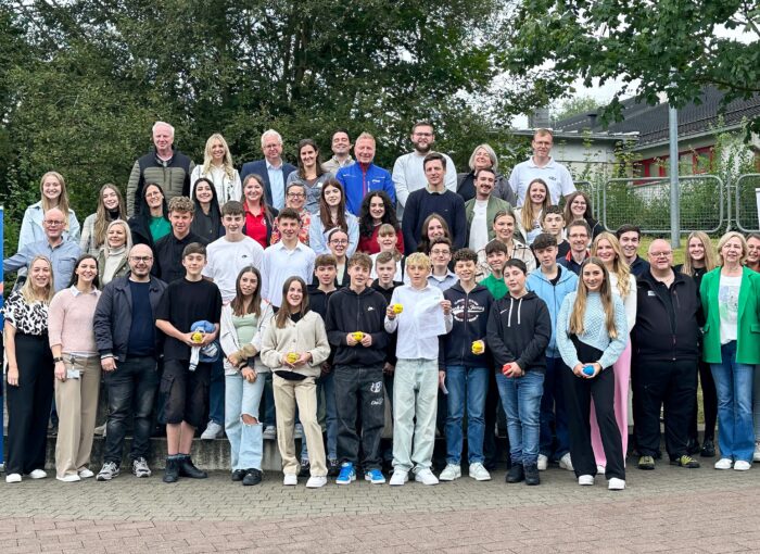 SCHULEWIRTSCHAFT Preisträger Verlag Parzeller - Gruppenfoto von Schülern der Von-Galen-Schule Eichenzell und Mitarbeitern des Verlags Parzeller