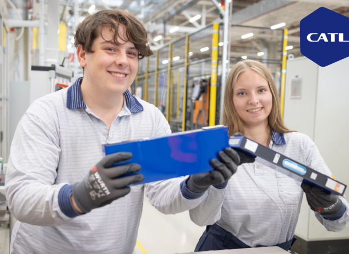 SCHULEWIRTSCHAFT Preisträger CATL - zwei junge Menschen halten Batteriemodule in der Hand