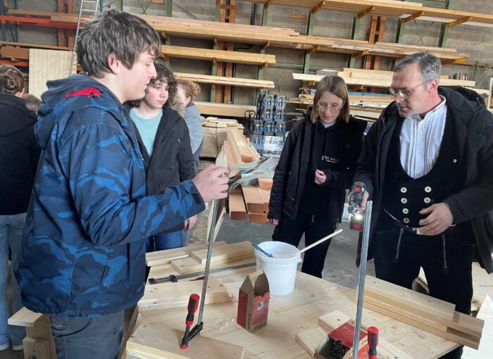 SCHULEWIRTSCHAFT Preisträger E. Scharpf - Schreinermeister zeigt jungen Menschen die Arbeit mit Holz
