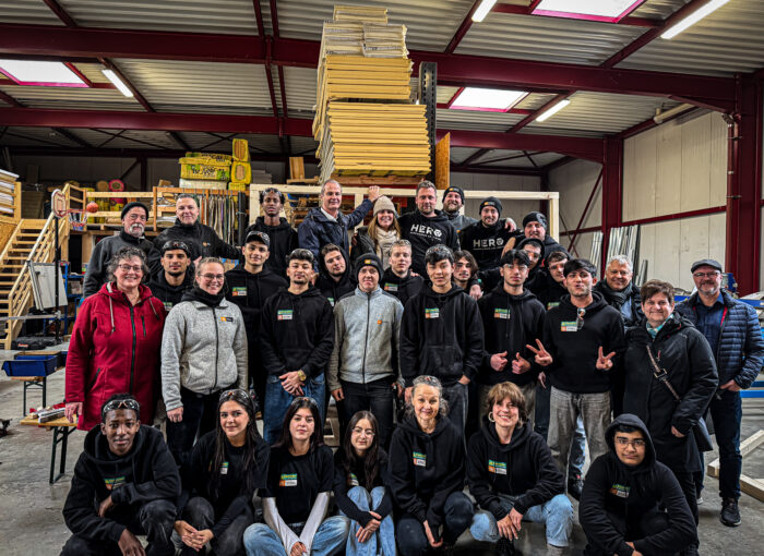 SCHULEWIRTSCHAFT Preisträger Stoll Zimmerei - Gruppenfoto mit jungn Menschen und Mitarbeitern der Zimmerei Stoll